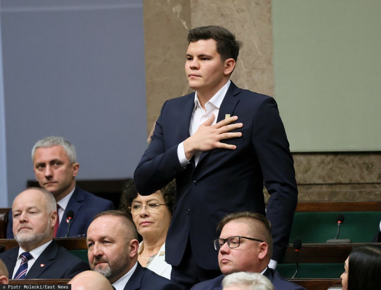 Gomoła chowa głowę w piasek. Najmłodszy poseł w najmłodszej partii i najstarsza metoda