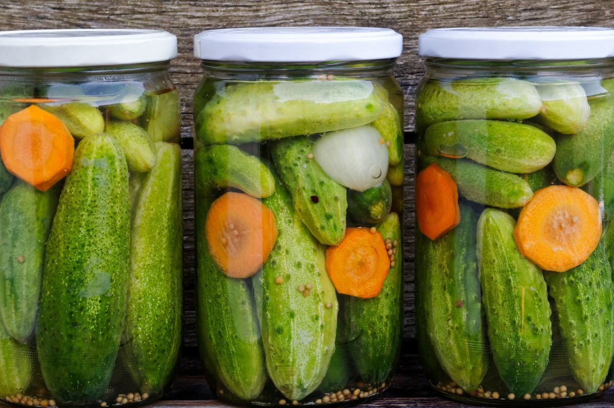 See how to prepare cucumbers with carrots