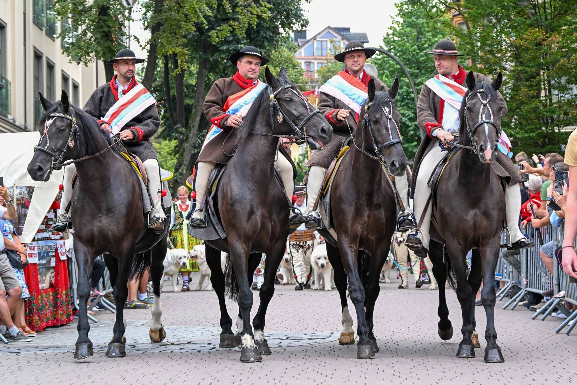 Festiwalowy korowód na Krupówkach