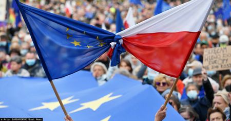 Polsce grozi Polexit? Ekspert mówi o "pustych fajerwerkach"