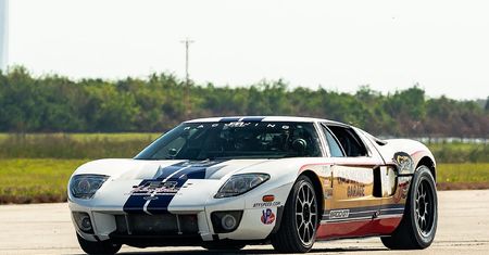 Zbudował forda, który osiąga 500 km/h. Jeździ nim na co dzień