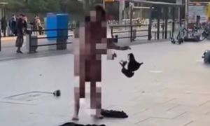 Nagle zaczęła się rozbierać. Sceny we Wrocławiu. Głos z policji