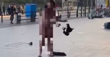 Nagle zaczęła się rozbierać. Sceny we Wrocławiu. Głos z policji