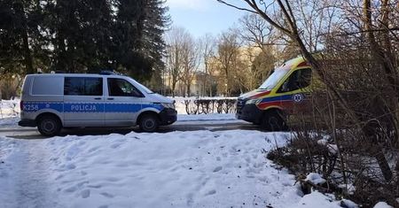 Bosy spacer w -15°C – przemyscy policjanci uratowali wychłodzoną 49-latkę ukrytą w pustostanie