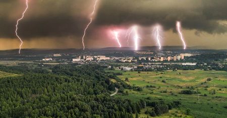 Burza nad Małopolską. Sześć piorunów w jednym miejscu. Niesamowite ujęcie