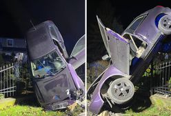 Wypadek w Ogorzelcu. Samochód zawisł na ogrodzeniu