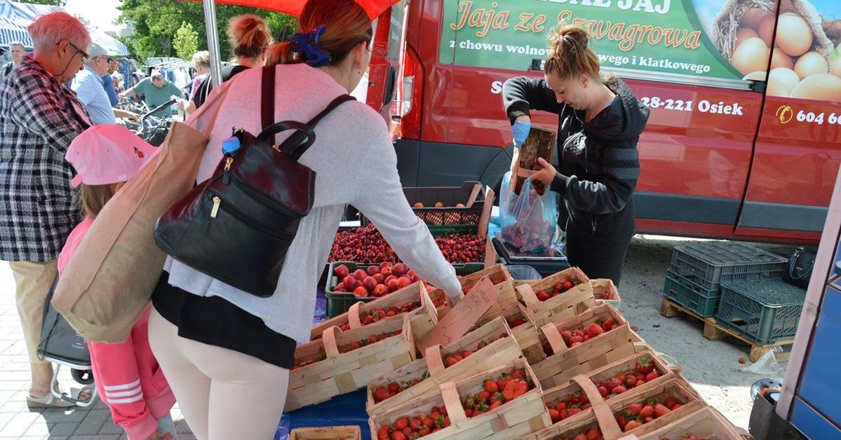 Piątkowy targ w Stalowej Woli. Królują truskawki, coraz więcej czereśni i pomidorów