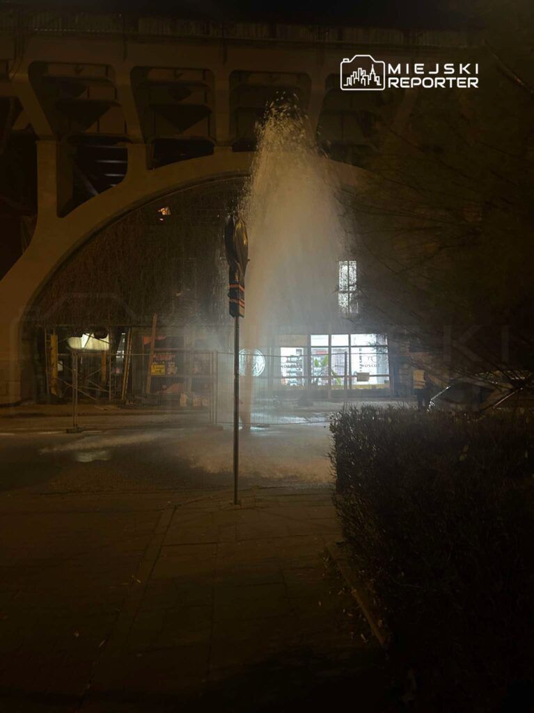 Warszawa: Woda pod ciśnieniem wystrzeliła z hydrantu