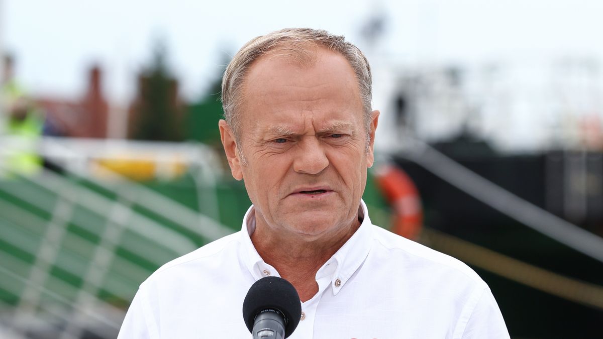 Łeba, 08.08.2025. Premier Donald Tusk podczas wypowiedzi dla mediów, w ramach wizyty na morskiej farmie wiatrowej Baltic Power w Łebie, 8 bm. (mr) PAP/Piotr Matusewicz