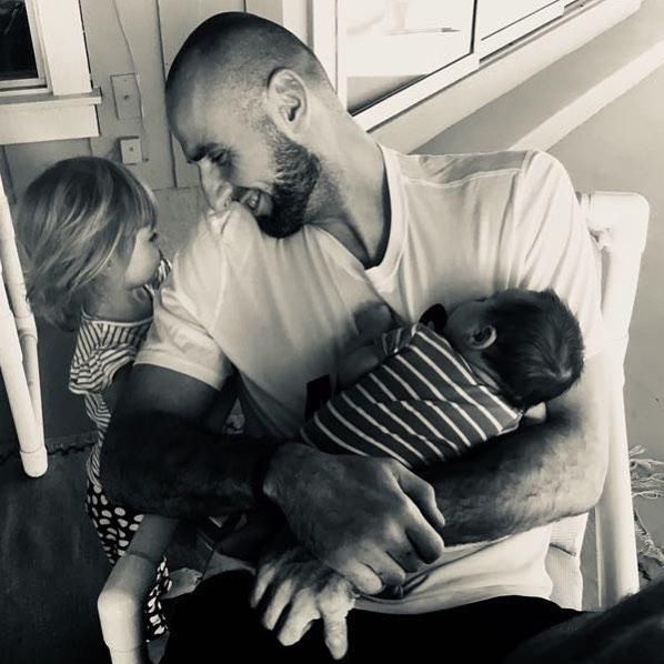 Marcin Gortat pozuje z dziećmi Tatiany Okupnik