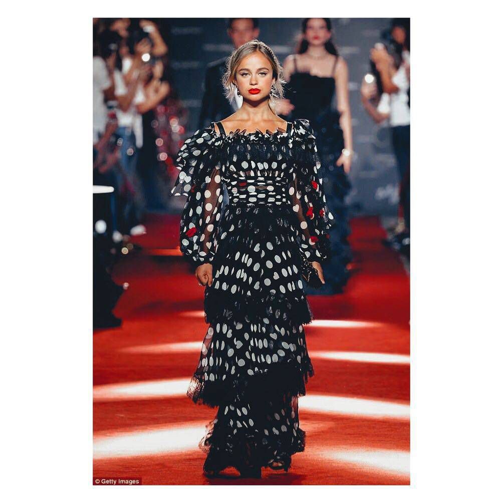 Lady Amelia Windsor podczas pokazu Dolce&Gabbana