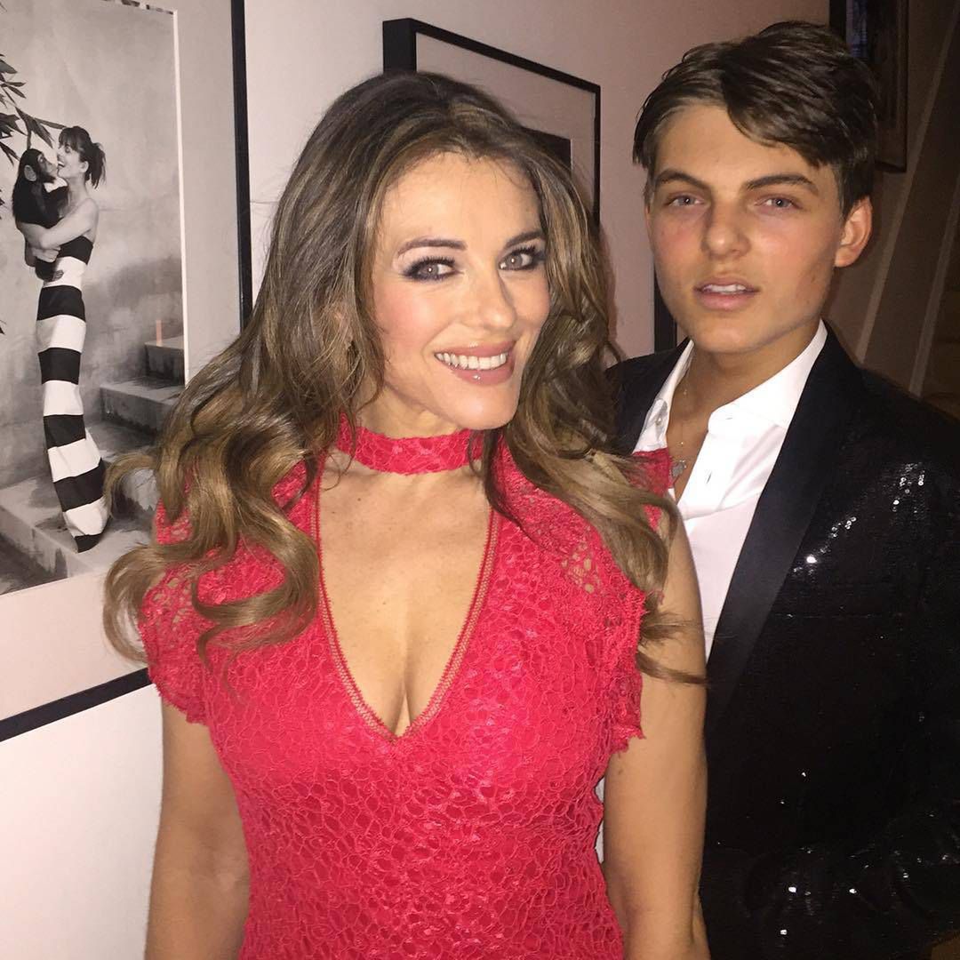 Elizabeth Hurley z synem