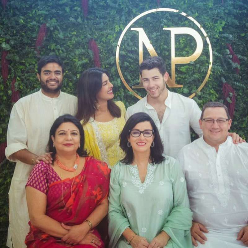 Nick Jonas z rodziną i Priyanką Choprą