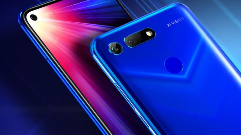 Honor 20 w pełnej krasie. Ma otwór w ekranie oraz poczwórny aparat 1