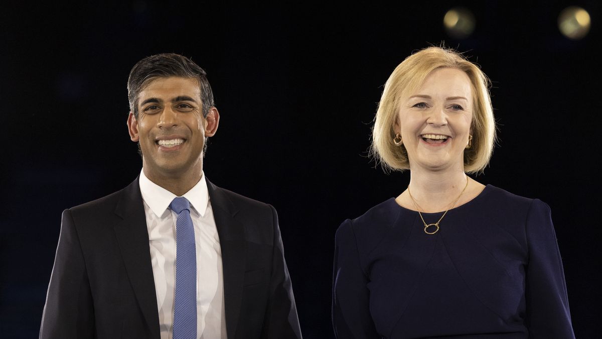 LONDON, ENGLAND - AUGUST 31: Conservative leadership hopefuls Liz Truss and Rishi Sunak appear together at the end of the final Tory leadership hustings at Wembley Arena on August 31, 2022 in London, England. Foreign Secretary, Liz Truss and former Chancellor Rishi Sunak are vying to become the new leader of the Conservative Party and the UK's next Prime Minister. The winner of the contest will be announced on Monday.  (Photo by Dan Kitwood/Getty Images)