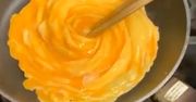 Przepis na omlet w kształcie róży. Trik japońskiego szefa kuchni