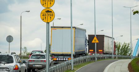 Żółty znak z czołgiem. Jak się zachować?