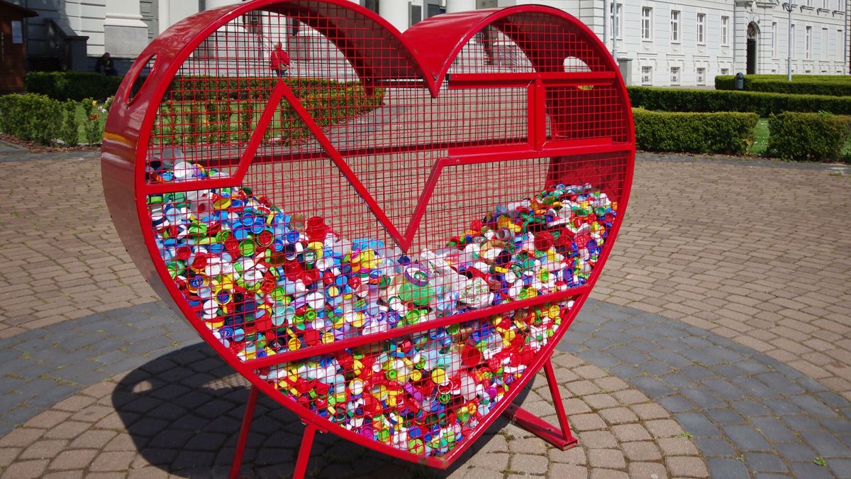 Kujawsko-pomorskie Marek Bazak
PHOTO: ZOFIA I MAREK BAZAK / EAST NEWS Wojewodztwo kujawsko - pomorskie miasto Bydgoszcz N/Z  Metalowy pojemnik na plastikowe nakretki od butelek wykonane z czystego polimeru PET, kosz w ksztalcie serca
MAREK BAZAK