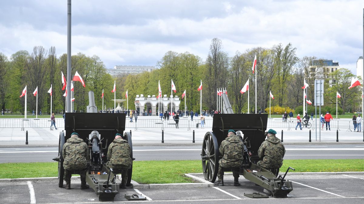 Warszawa, 03.05.2021. Narodowe Święto Konstytucji Trzeciego Maja. Przygotowania do honorowej salwy armatniej podczas uroczystości na placu Marszałka Piłsudskiego w Warszawie, 3 bm. Trwają obchody 230. rocznicy uchwalenia konstytucji 3 Maja. (amb) PAP/Radek Pietruszka