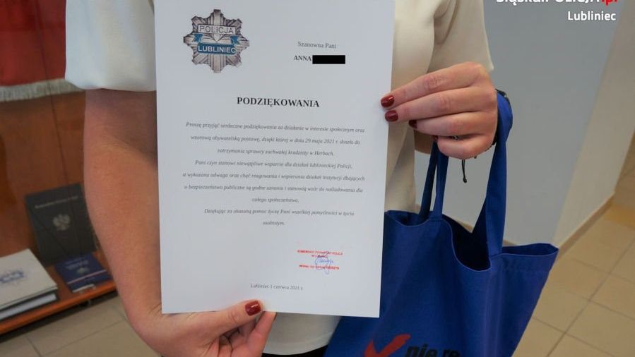 Śląskie. Pani Annie za wzorową postawę obywatelską podziękował komendant powiatowy policji w Lublińcu.