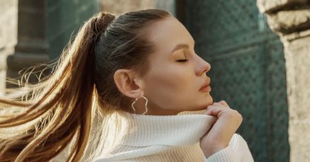 Te swetry to must have na każdą jesień i zimę! Golfy damskie, kardigany i inne modne modele