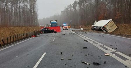 Tragiczne czołowe zderzenie ciężarówki z osobówką na DK50. Jedna osoba zginęła