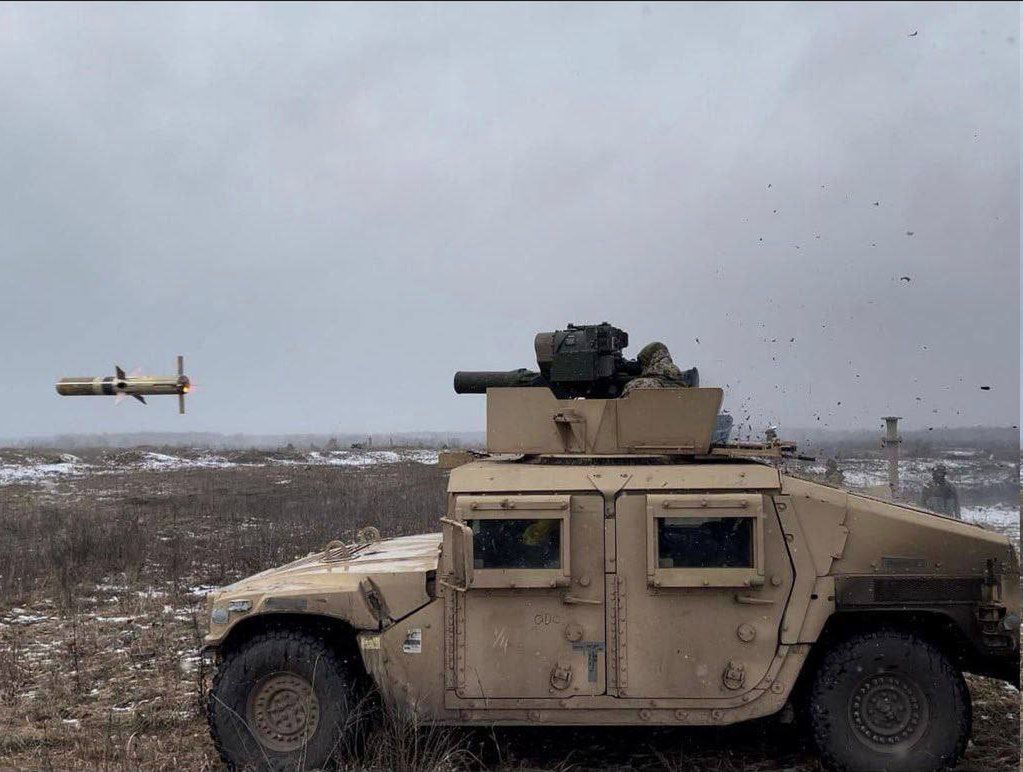 Ukraiński żołnierz odpalający pocisk TOW-2B z wyrzutni zamontowanej na HMMWV.
