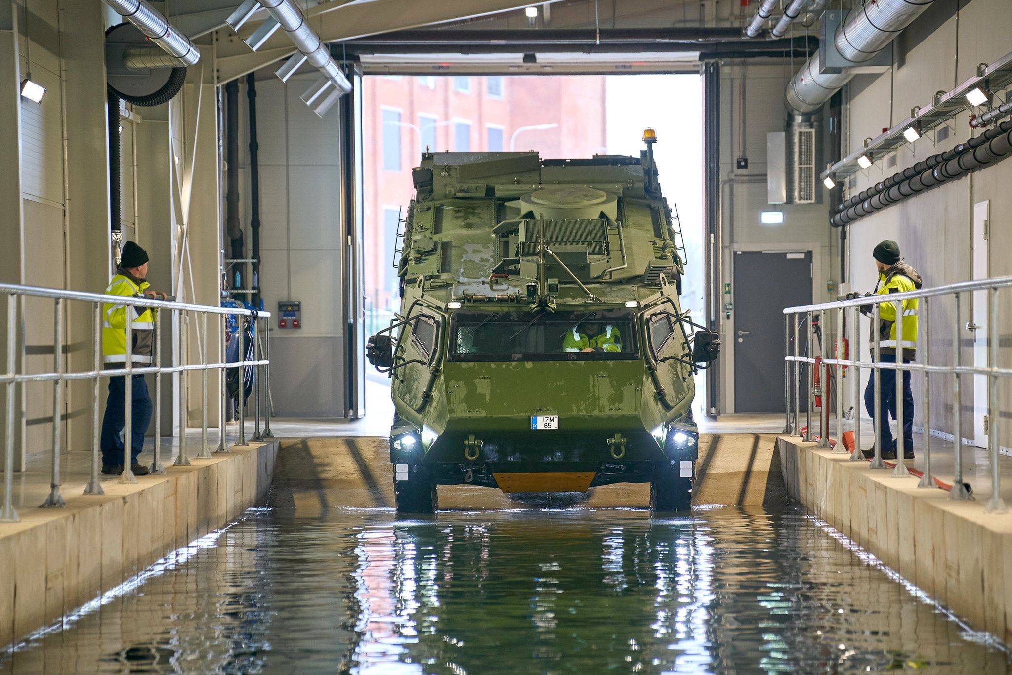 Patria 6x6 podczas testów amfibijnych.