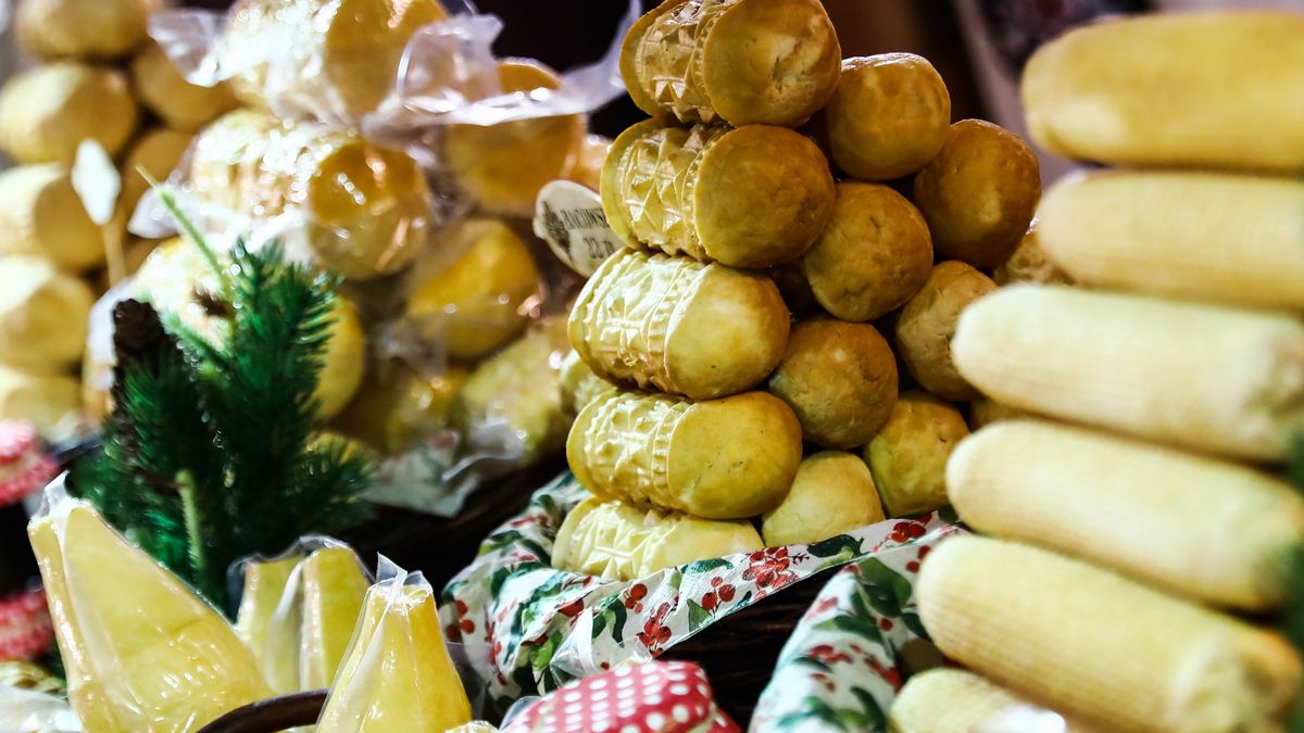 Traditional cheese called Oscypek is seen at a stand at the Christmas market in Krakow, Poland on December 15, 2021. (Photo by Jakub Porzycki/NurPhoto via Getty Images)