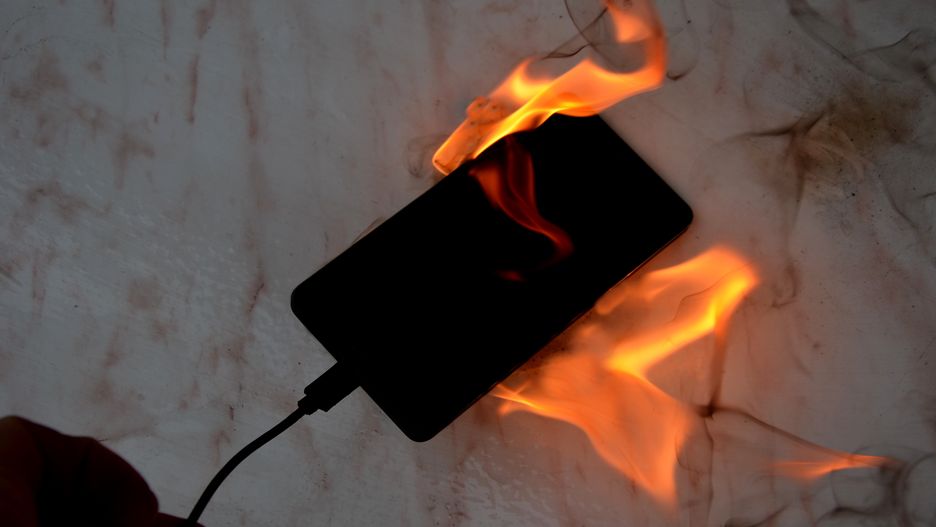 Awaria baterii telefonu komórkowego doprowadziła do wybuchu
