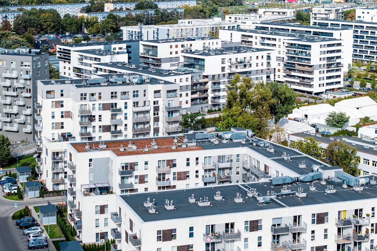 Ofert ubywa, ceny stoją. Oto co się dzieje z mieszkaniami