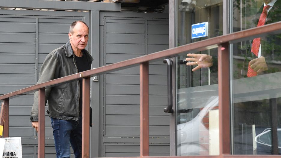 Paweł Kukiz przed siedzibą Prawa i Sprawiedliwości przy Nowogrodzkiej w Warszawie