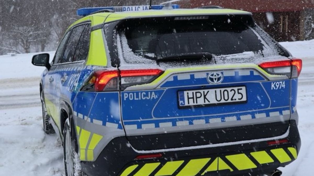 Policja uratowała życie 15-latka. Pijany leżał w zaspie śnieżnej