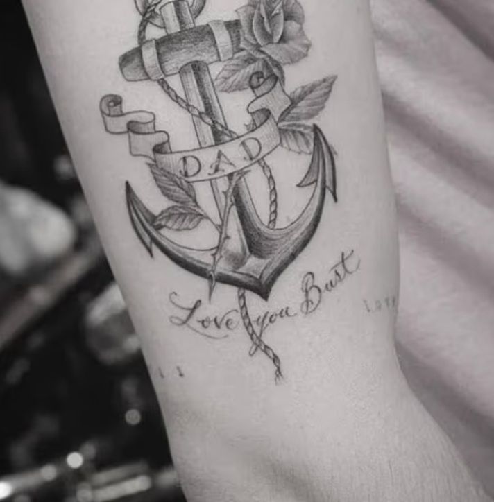 Brooklyn Beckham usuwa KOLEJNE "rodzinne" tatuaże