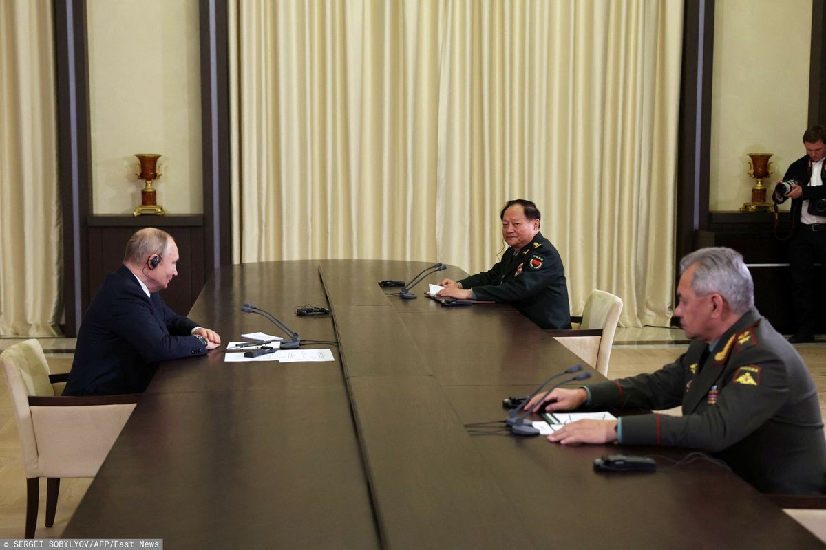 Spotkanie prezydenta Rosji Władimira Putina z zastępcą przewodniczącego Centralnej Komisji Wojskowej Chińskiej Republiki Ludowej Zhangiem Yuxią i ministrem obrony Rosji Siergiejem Szojgu