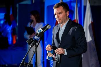 Łukasz Schreiber znów szczęśliwy. Polityk z Bydgoszczy oświadczył się