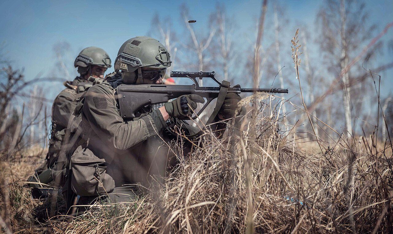 Austriacki żołnierz z karabinkiem StG 77 (Steyr AUG)