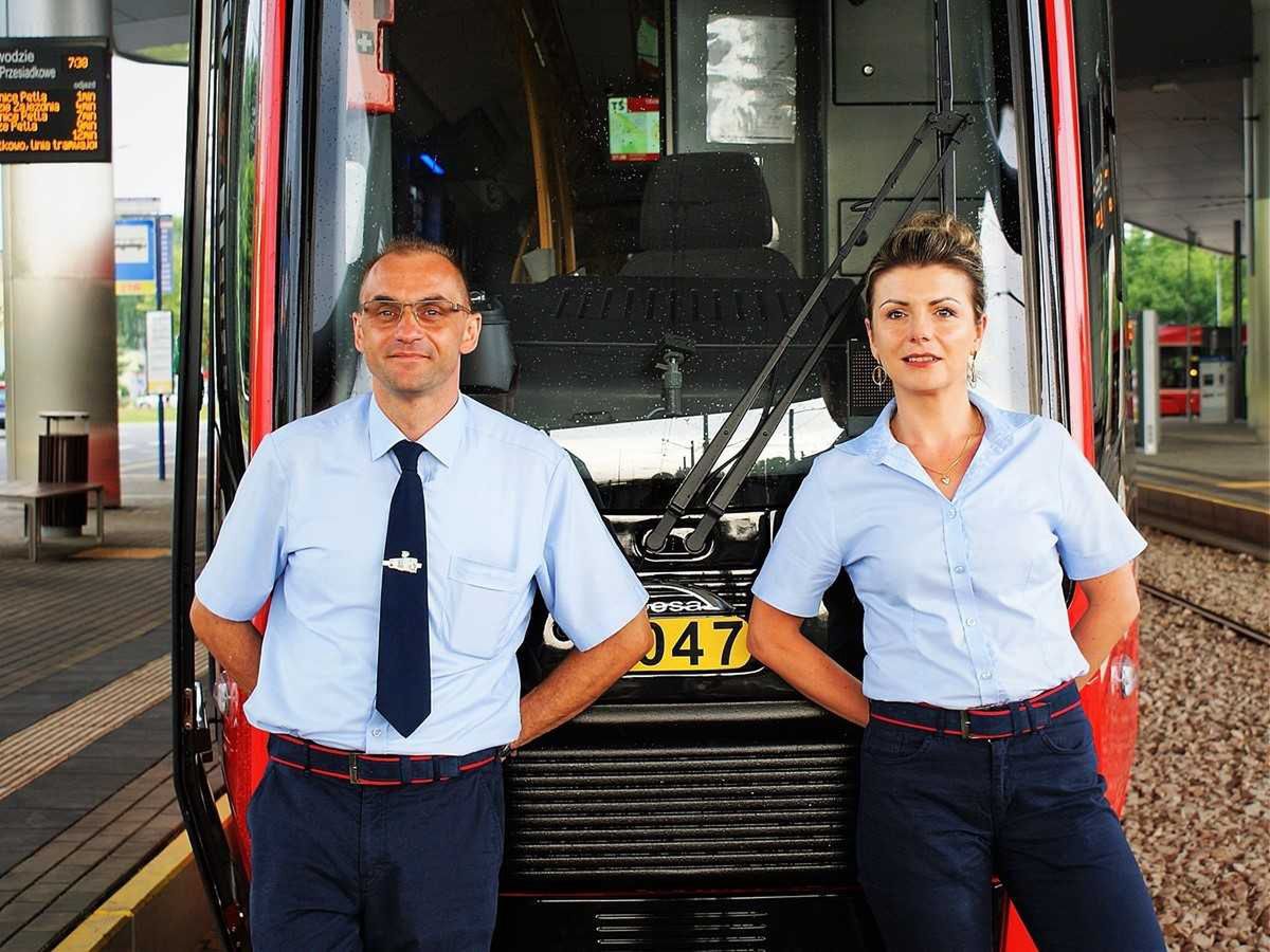 Śląskie. Już nie brązowo-piaskowe, ale granatowo niebieskie mundury noszą motorniczowie oraz kontrolerzy ruchu Tramwajów Śląskich.