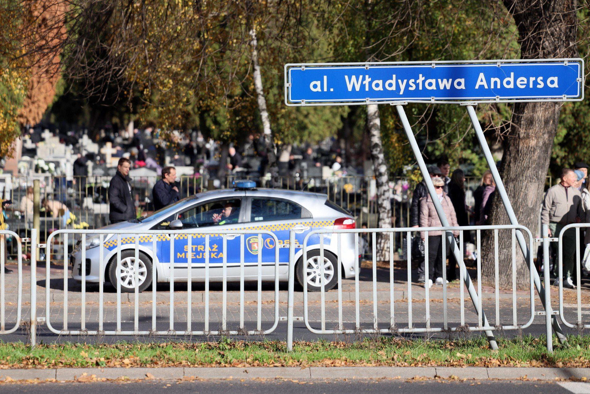 Dzień Wszystkich Świętych na cmentarzu przy ulicy Unickiej w Lublinie.