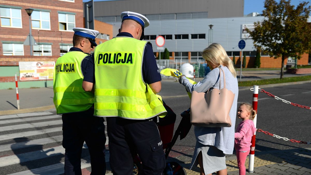 Policyjne dzia?ania prewencyjne Edward
Fot. Adam Staskiewicz / East News. Belchatow 19.09.2018. Policyjny projekt Edward 2018 European Day Without Road Death - Europejski Dzien Bez Ofiar Smiertelnych na Drogach. Policjanci z belchatowskiej drogowki wraz z rzecznikiem prasowym rozdawali kamizelki odblaskowe, oraz inne gadzety zwiekszajace bezpieczenstwo na drogach.
n/z: RADOSLAW LANGIEWSKI, SLAWOMIR ODRZYWOLSKI
Adam Staskiewicz