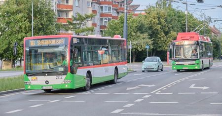 Zmiany w komunikacji miejskiej od 1 września. Uczniowie wracają do szkół, ale autobusy nie pojadą częściej