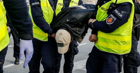 Skandaliczne zachowanie kierowcy golfa. Dobrze, że złapała go policja