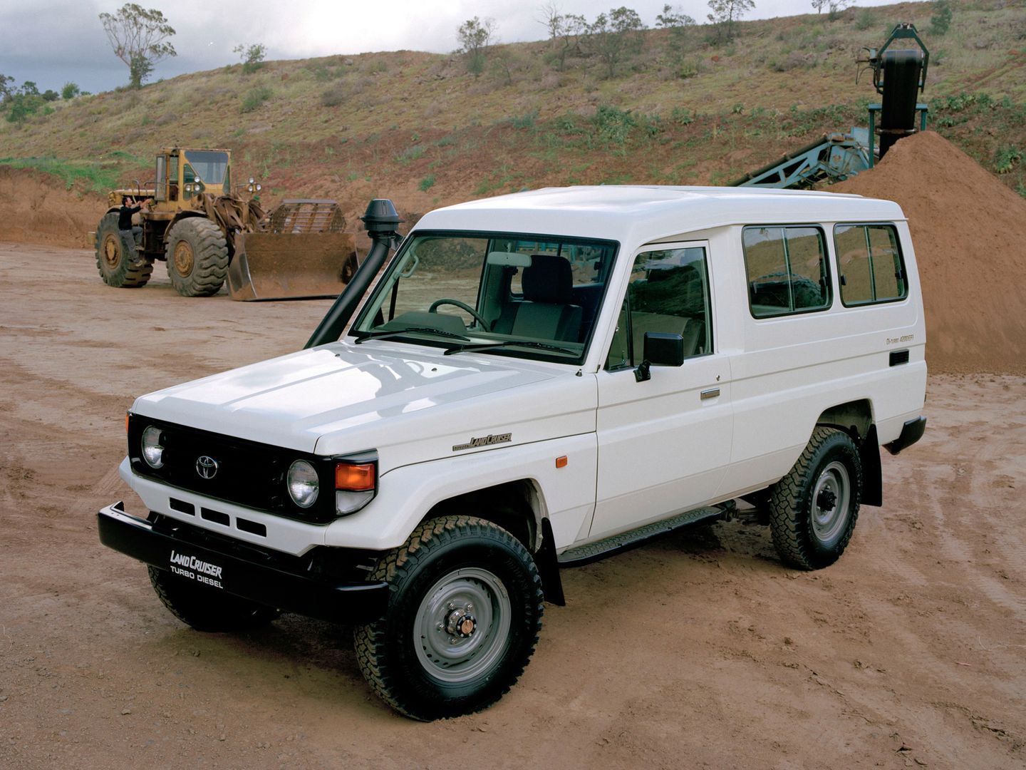 Oto typowy, twardy Land Cruiser J78 z nadwoziem umownie nazwanym bush taxi. Określenie wzięło się stąd, że ten samochód często służył w afrykańskim buszu jako pojazd wycieczkowy, państwowy, a nawet wojskowy. Klasyczne, długie nadwozie często jest wyposażone w ławeczki w środku do przewozu turystów, pracowników lub żołnierzy.