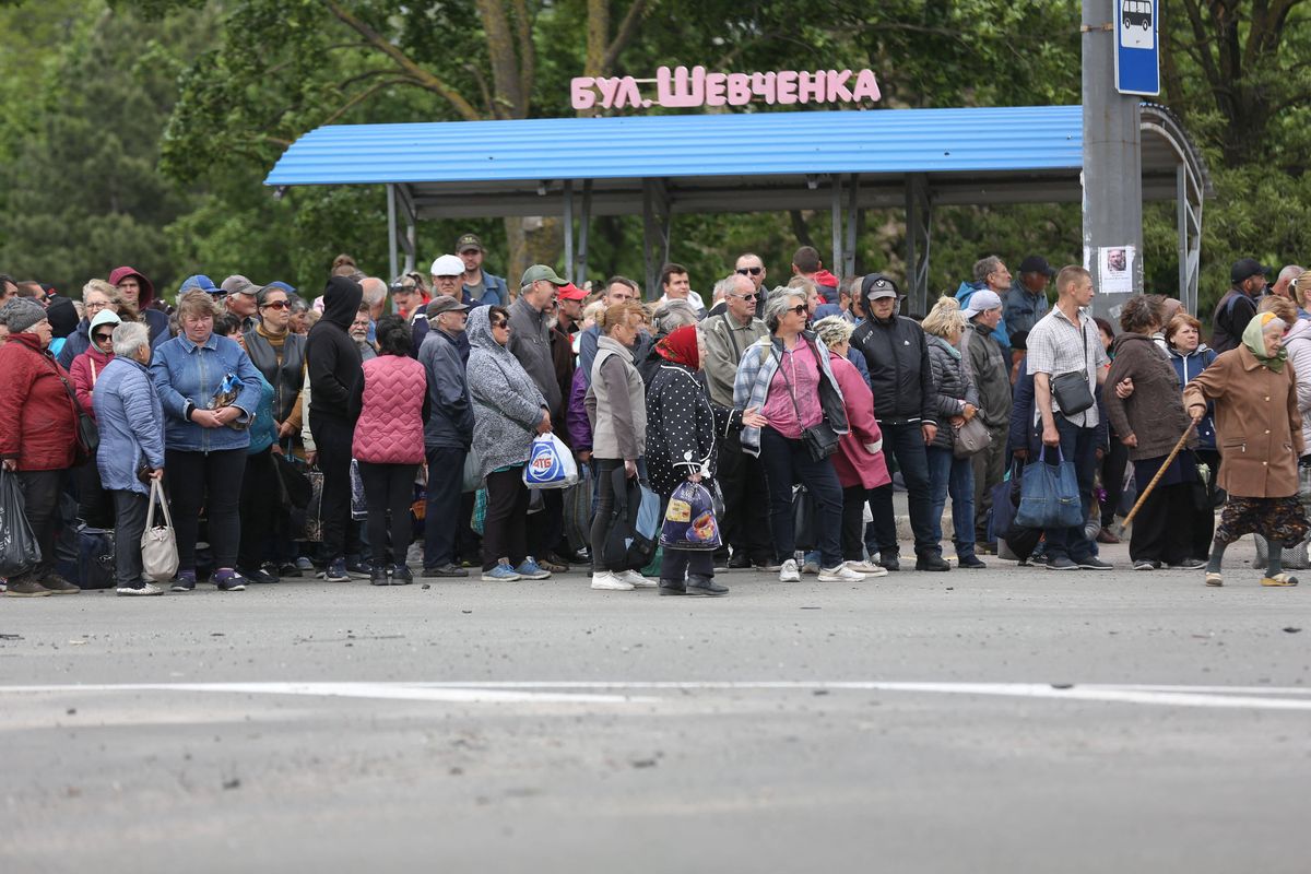 Władze Rosji przymusowo odsyłają do domów uciekinierów z Mariupola 