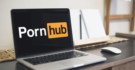 Jego twarz wylądowała w reklamie największej strony porno. Jest pozew