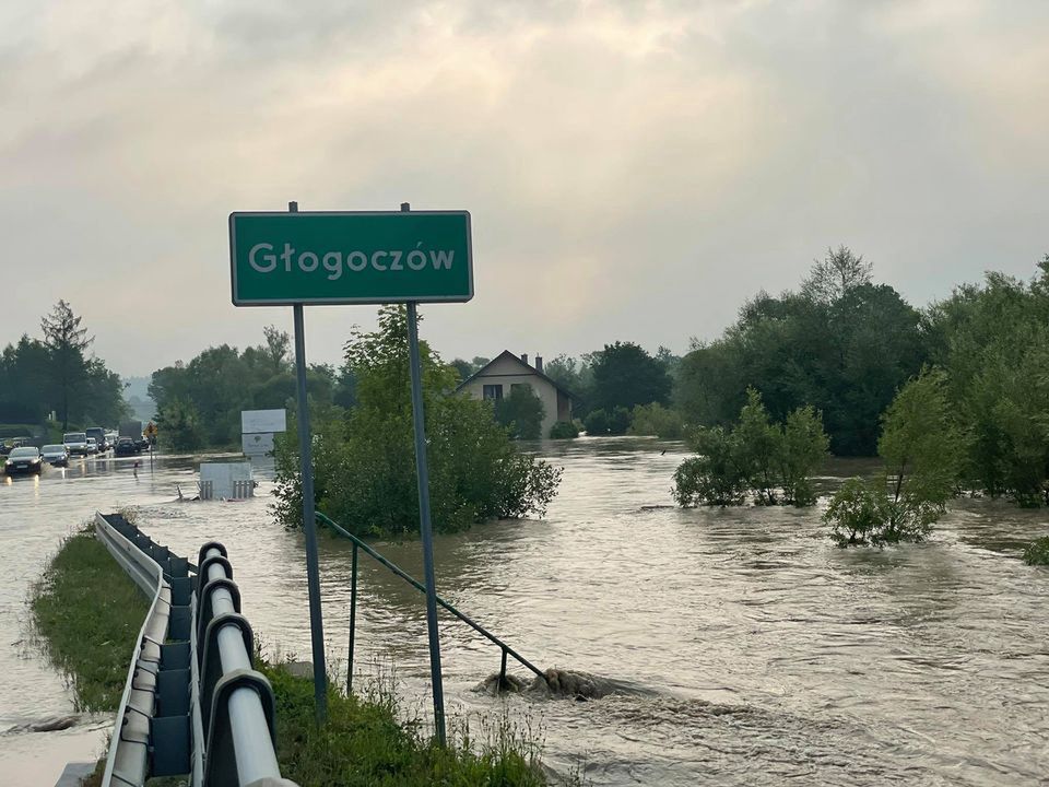 Małopolska. Woda zalała Głogoczów, ludzie są zrozpaczeni