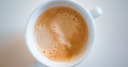 Polacy piją ogromne ilości. Nie wiedzą, że ta kawa zamiast dodawać energii, to tuczy