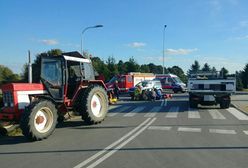 Motocyklistka potrącona przez ciągnik w Cedrach Małych. Lądował śmigłowiec LPR