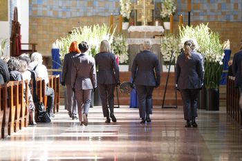 Warszawa: Pogrzeb Stanisława Sojki. Bliscy i przyjaciele żegnają legendarnego artystę. Wzruszająca ceremonia i apel rodziny o pomoc zamiast kwiatów