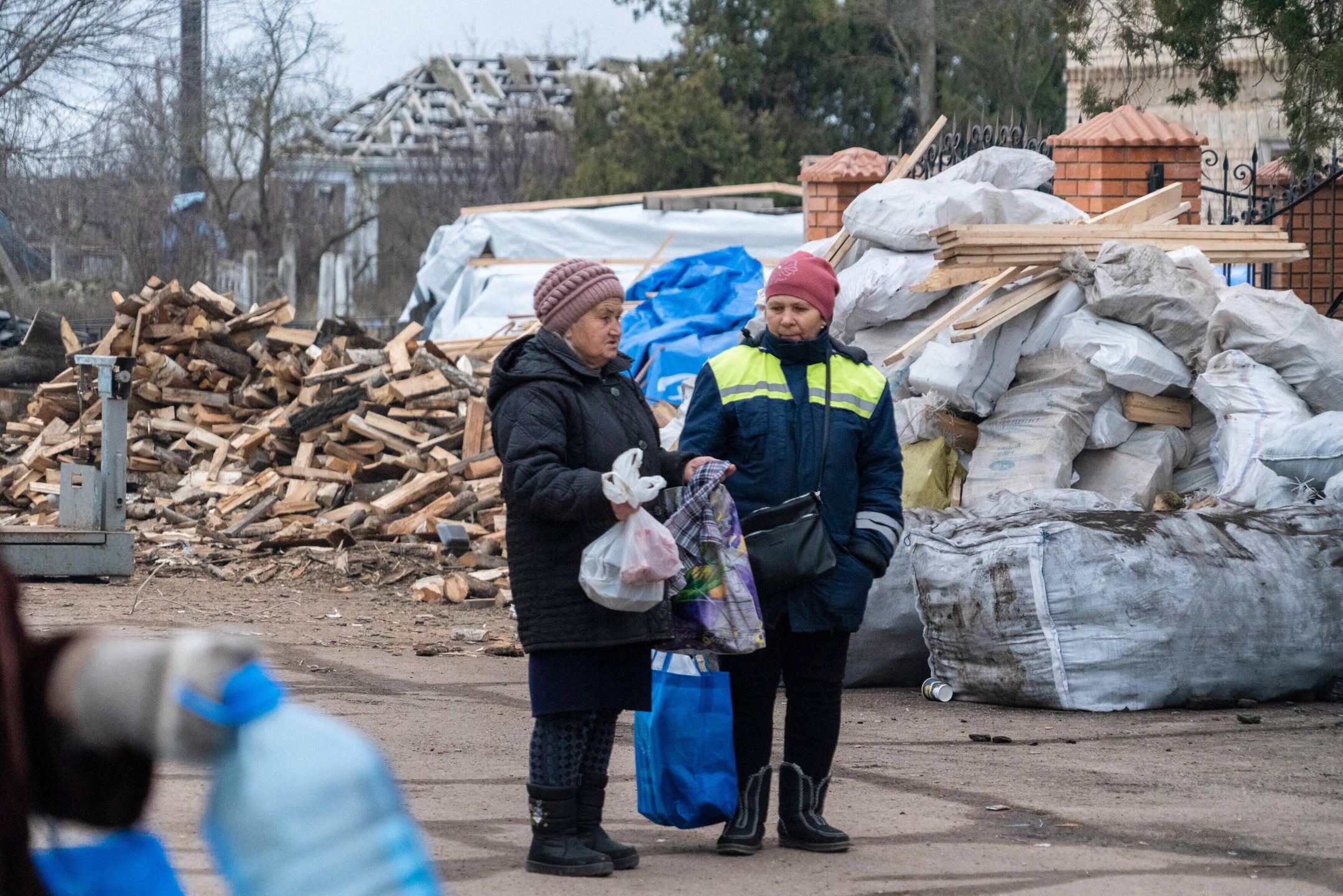 Daily Life In Kherson Region During The War - Ukraine
Les villages se repeuplent en partie apr?s l'occupation russe dans la r�gion de Kherson. Les conditions de survie au milieu des d�combres sont tr?s difficiles : ni eau, ni �lectricit�, ni gaz. Le village en photo est ? 85% d�truit... Une tente de survie a �t� install�e au milieu du village et les maisons �pargn�es organisent des cuisines collectives pour les habitants, une autre maison sert de lieu de recharge des batteries t�l�phone et de repos. Quelques volontaires r�parent les toits des maisons encore debout et des humanitaires amenant des repas pr�par�s. - The villages were partly repopulated after the Russian occupation in the Kherson region. The conditions of survival in the middle of the rubble are very difficult: no water, no electricity, no gas. The village in the photo is 85% destroyed... A survival tent has been set up in the middle of the village and the spared houses organize collective kitchens for the inhabitants, another house serves as a place to recharge phone batteries and rest. A few volunteers repair the roofs of houses still standing and humanitarians bringing prepared meals. Kherson Region, Ukraine, on January 10, 2023. Photo by Herve Lequeux/BePress/ABACAPRESS.COM 
Dostawca: PAP/Abaca
BePress/ABACA
Conflict, Daily Life, Destroyed, Illustration, Russia Ukraine Crisis, Russia-Ukraine Crisis, Russia-Ukraine War, Stock, Ukraine Russia Crisis, Ukraine Russia War, Ukraine-Russia Crisis